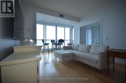 1707 - 218 Queens Quay W, Toronto, ON - Indoor Photo Showing Living Room