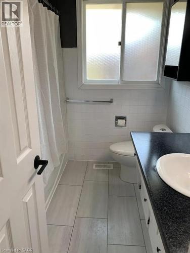33 Kenwood Crescent, Guelph, ON - Indoor Photo Showing Bathroom