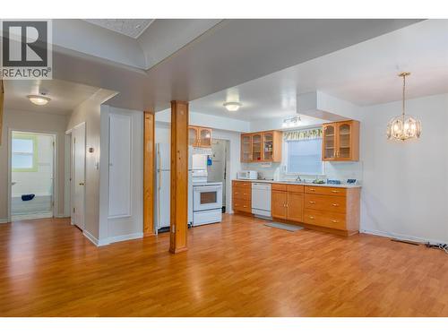 3404 4Th Avenue, Castlegar, BC - Indoor Photo Showing Kitchen