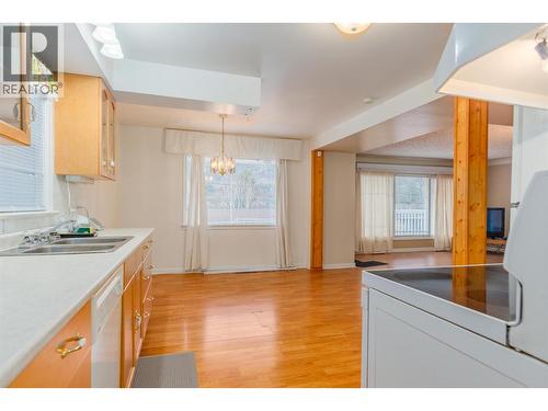3404 4Th Avenue, Castlegar, BC - Indoor Photo Showing Kitchen