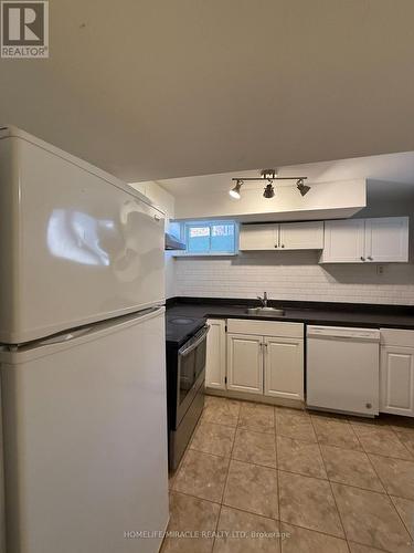 11 Garnet Street, St. Catharines, ON - Indoor Photo Showing Kitchen