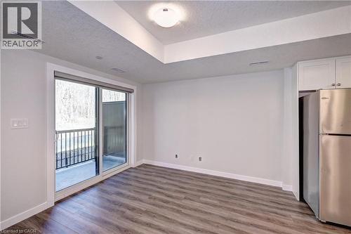 Empty room featuring light wood-type flooring and a textured ceiling - 118 Gravel Ridge Trail Unit# C17, Kitchener, ON - Indoor Photo Showing Other Room