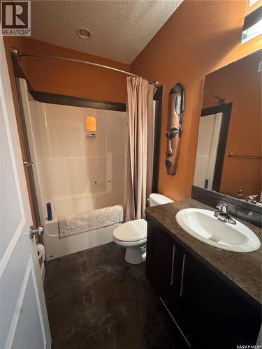 916 3Rd Street Se, Weyburn, SK - Indoor Photo Showing Bathroom