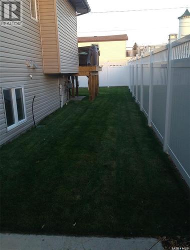 916 3Rd Street Se, Weyburn, SK - Outdoor