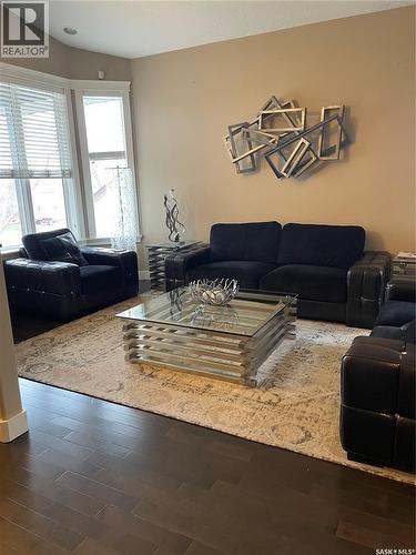916 3Rd Street Se, Weyburn, SK - Indoor Photo Showing Living Room
