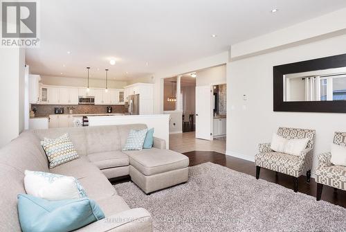 31 Ellis Crescent, Kawartha Lakes (Lindsay), ON - Indoor Photo Showing Living Room