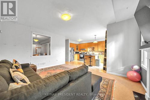 342 Panhellenic Drive, Mississauga, ON - Indoor Photo Showing Living Room