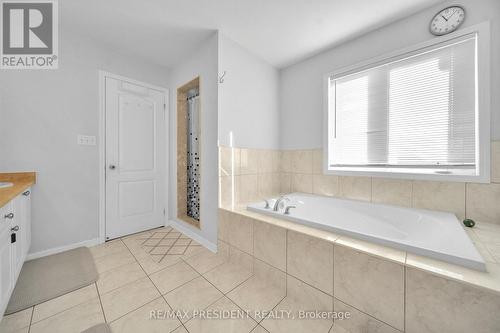 342 Panhellenic Drive, Mississauga, ON - Indoor Photo Showing Bathroom