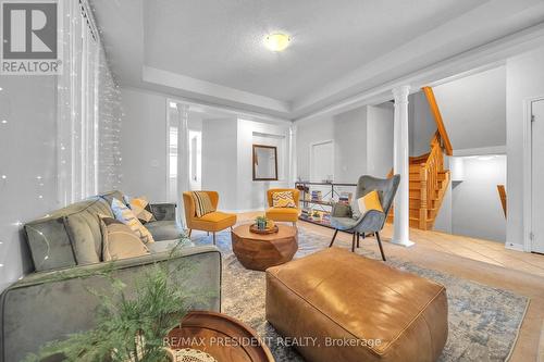 342 Panhellenic Drive, Mississauga, ON - Indoor Photo Showing Living Room
