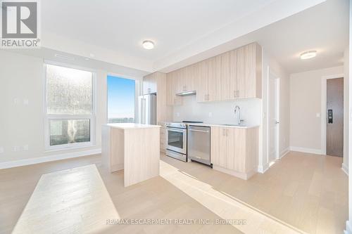 1901 - 3240 William Coltson Avenue, Oakville, ON - Indoor Photo Showing Kitchen
