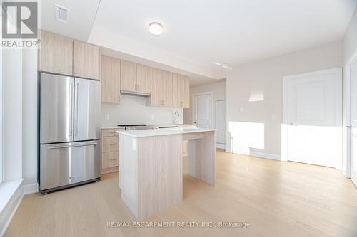 1901 - 3240 William Coltson Avenue, Oakville, ON - Indoor Photo Showing Kitchen