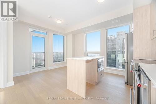 1901 - 3240 William Coltson Avenue, Oakville, ON - Indoor Photo Showing Kitchen