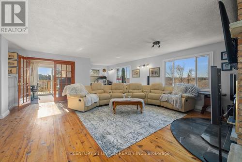 2425 Preston Road, Cavan Monaghan (Cavan-Monaghan), ON - Indoor Photo Showing Living Room