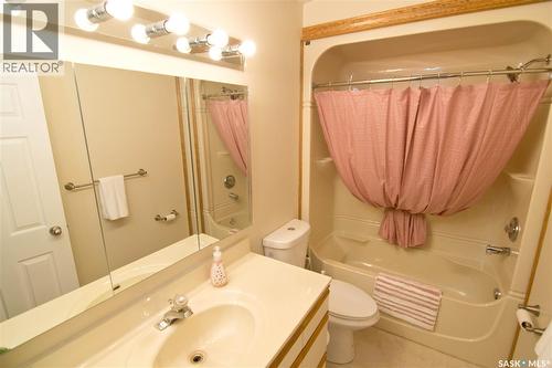 409 Garnet Street N, Regina, SK - Indoor Photo Showing Bathroom