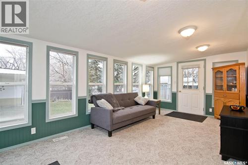 409 Garnet Street N, Regina, SK - Indoor Photo Showing Living Room