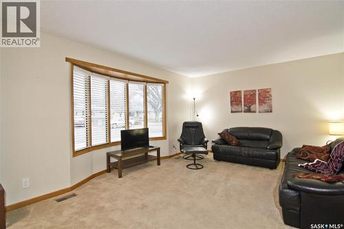 409 Garnet Street N, Regina, SK - Indoor Photo Showing Living Room