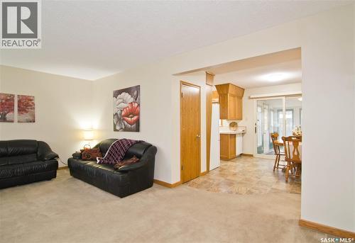 409 Garnet Street N, Regina, SK - Indoor Photo Showing Living Room