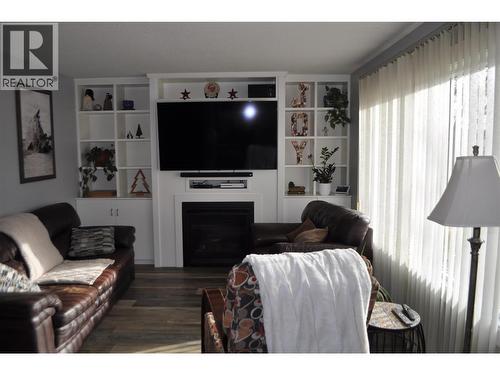 442 Garibaldi Drive, Kamloops, BC - Indoor Photo Showing Living Room With Fireplace