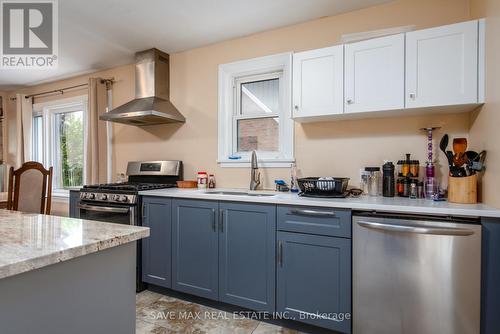 467 Stirling Avenue S, Kitchener, ON - Indoor Photo Showing Kitchen With Upgraded Kitchen