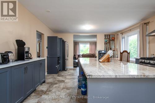 467 Stirling Avenue S, Kitchener, ON - Indoor Photo Showing Kitchen