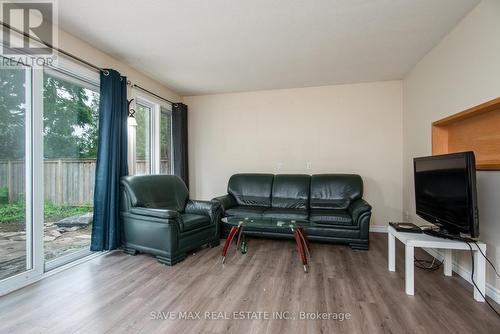 467 Stirling Avenue S, Kitchener, ON - Indoor Photo Showing Living Room