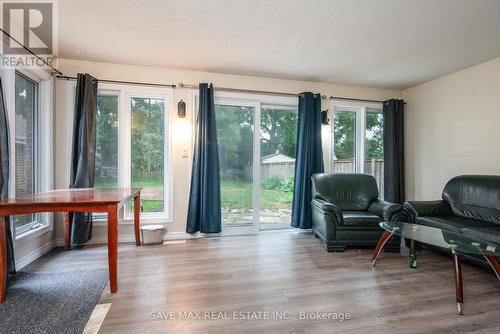 467 Stirling Avenue S, Kitchener, ON - Indoor Photo Showing Living Room