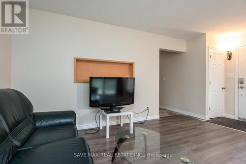 467 Stirling Avenue S, Kitchener, ON - Indoor Photo Showing Living Room