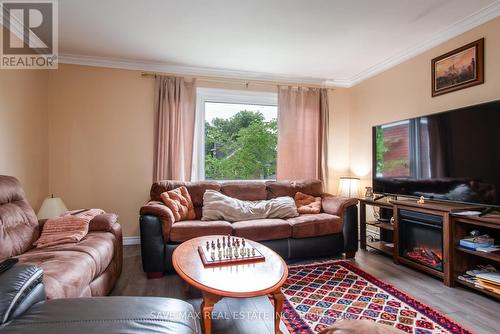 467 Stirling Avenue S, Kitchener, ON - Indoor Photo Showing Living Room