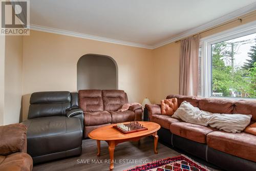 467 Stirling Avenue S, Kitchener, ON - Indoor Photo Showing Living Room