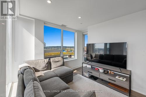 604 - 297 Oak Walk Drive, Oakville, ON - Indoor Photo Showing Living Room