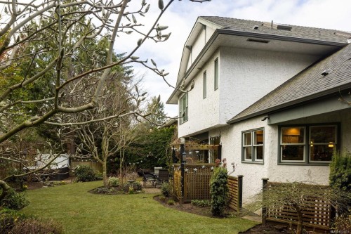 3913 Gibson Crt, Saanich, BC 