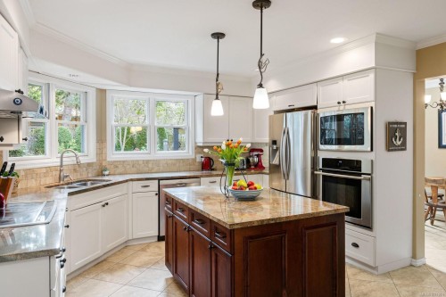 3913 Gibson Crt, Saanich, BC 