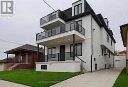 3RD FLOOR - 6 CHUDLEIGH ROAD  Toronto, ON M6E 1Y8