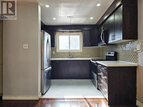 61 Collins Crescent, Brampton, ON - Indoor Photo Showing Kitchen With Upgraded Kitchen