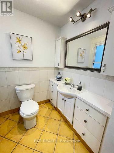 Upper - 229 Locke Street S, Hamilton, ON - Indoor Photo Showing Bathroom