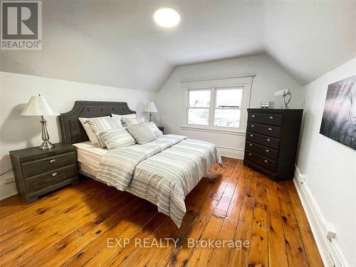Upper - 229 Locke Street S, Hamilton, ON - Indoor Photo Showing Bedroom