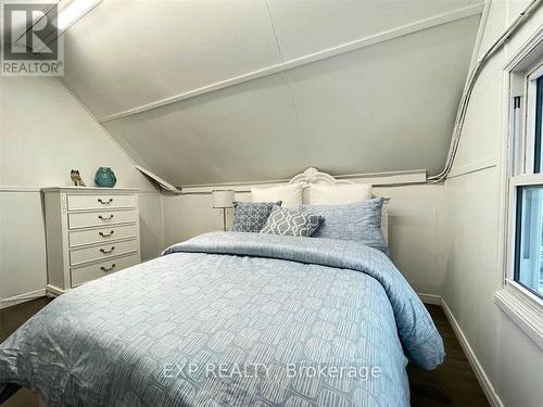 Upper - 229 Locke Street S, Hamilton, ON - Indoor Photo Showing Bedroom