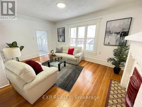 Upper - 229 Locke Street S, Hamilton, ON - Indoor Photo Showing Living Room
