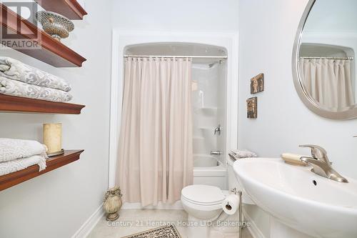 2nd 4 PC bathroom with tub & shower - 394 Hummel Crescent, Fort Erie (Lakeshore), ON - Indoor Photo Showing Bathroom