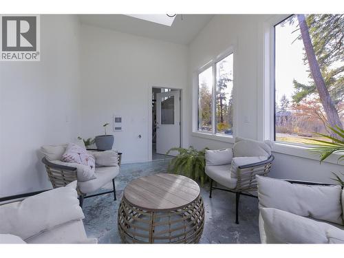 3153 Hall Road, Kelowna, BC - Indoor Photo Showing Living Room