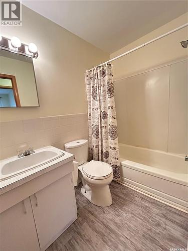 15 4Th Avenue, Maple Creek, SK - Indoor Photo Showing Bathroom