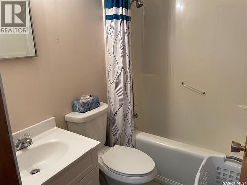 15 4Th Avenue, Maple Creek, SK - Indoor Photo Showing Bathroom
