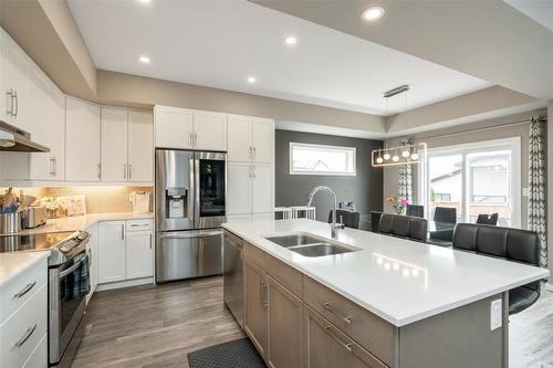 319 Tanager Trail, Winnipeg, MB - Indoor Photo Showing Kitchen With Double Sink With Upgraded Kitchen