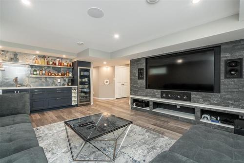 319 Tanager Trail, Winnipeg, MB - Indoor Photo Showing Living Room