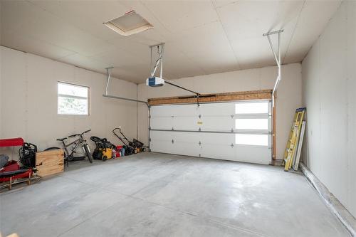 319 Tanager Trail, Winnipeg, MB - Indoor Photo Showing Garage