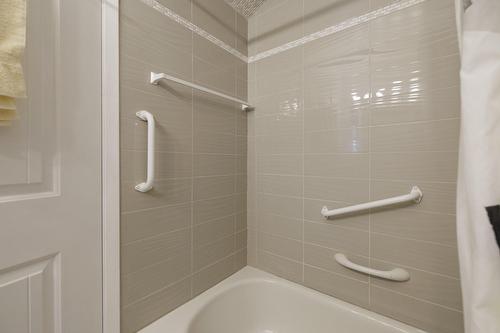 Bathroom - 165 Av. Sedgefield, Pointe-Claire, QC - Indoor Photo Showing Bathroom