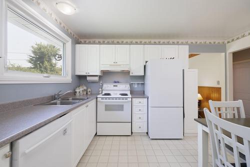 Kitchen - 165 Av. Sedgefield, Pointe-Claire, QC - Indoor Photo Showing Kitchen With Double Sink