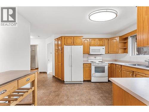 1055 Lawrence Avenue Unit# 210, Kelowna, BC - Indoor Photo Showing Kitchen