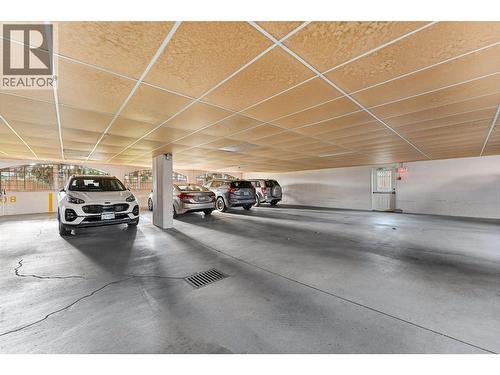 1055 Lawrence Avenue Unit# 210, Kelowna, BC - Indoor Photo Showing Garage