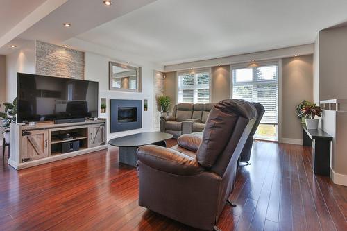 Living room - 15 Rue Louis-Liénard-De-Beaujeu, Saint-Jean-Sur-Richelieu, QC - Indoor Photo Showing Living Room With Fireplace